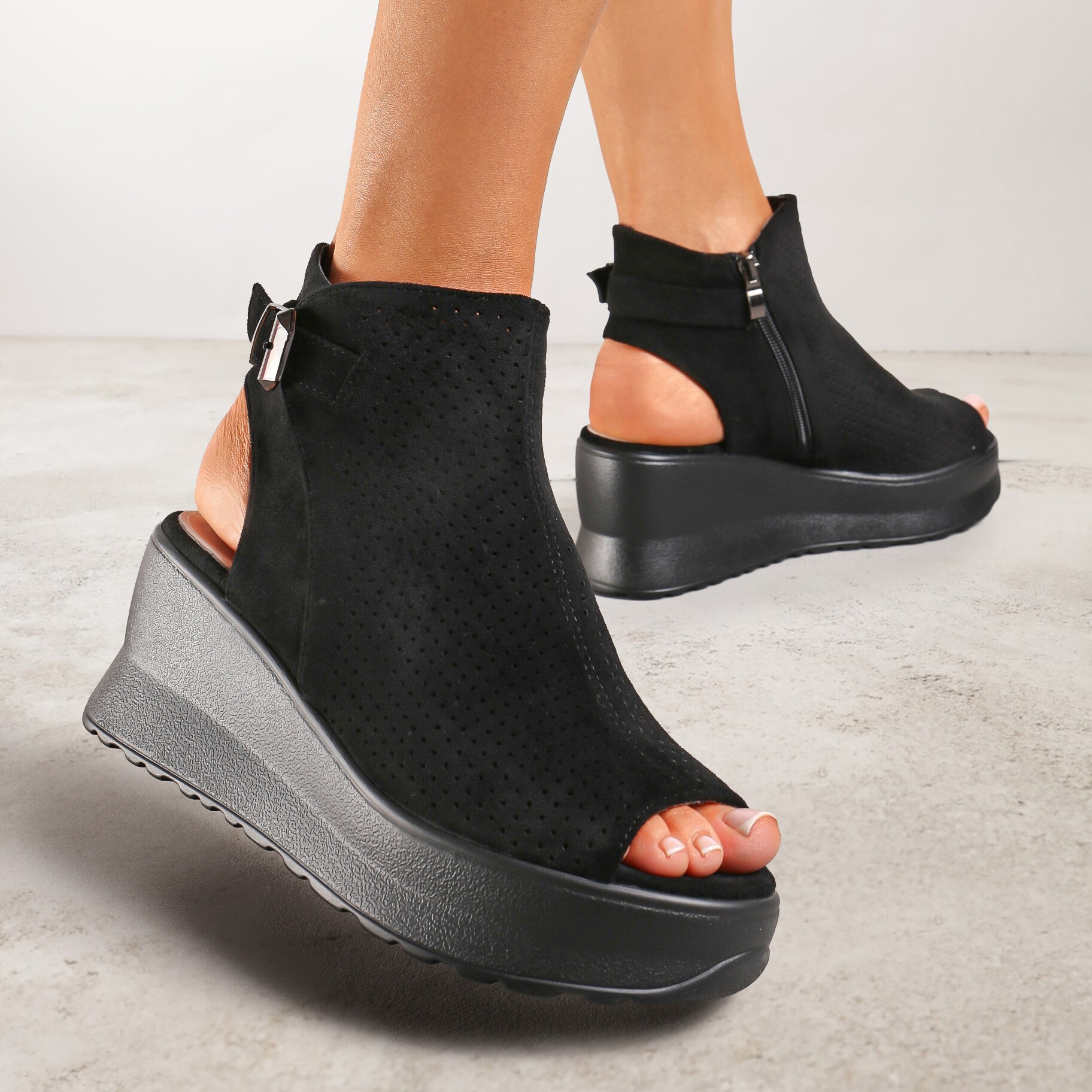 Czarne Ażurowe Sandały na Koturnie z Noskiem Peep Toe i Odkrytą Piętą Bhanios, czarny, imitacja zamszu, Renee, damski, letni, rozmiar 38