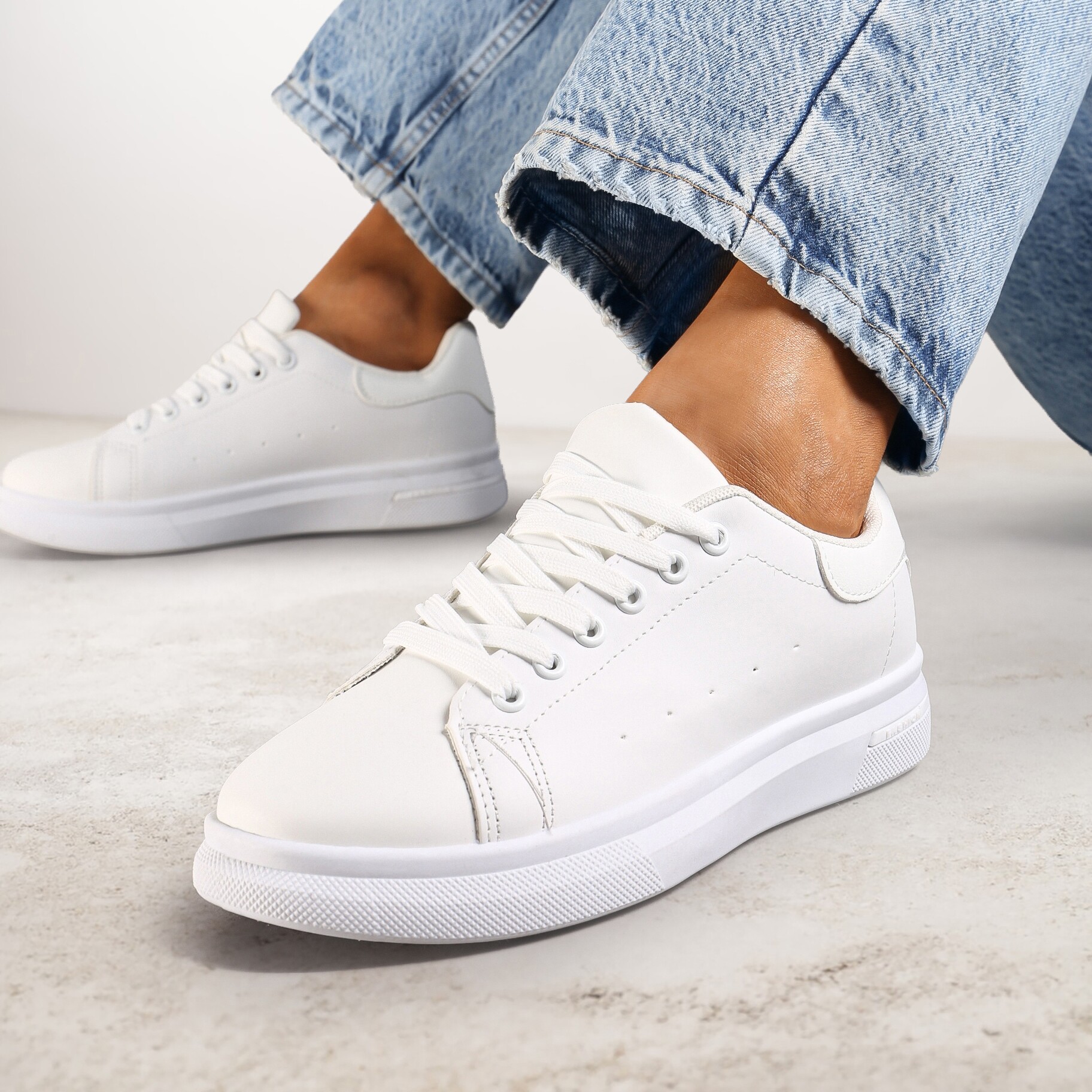 Białe Wiązane Sneakersy na Płaskiej Podeszwie z Modną Wstawką Zanelih, biały, imitacja skóry, Renee, damski, przejściowy, rozmiar 38