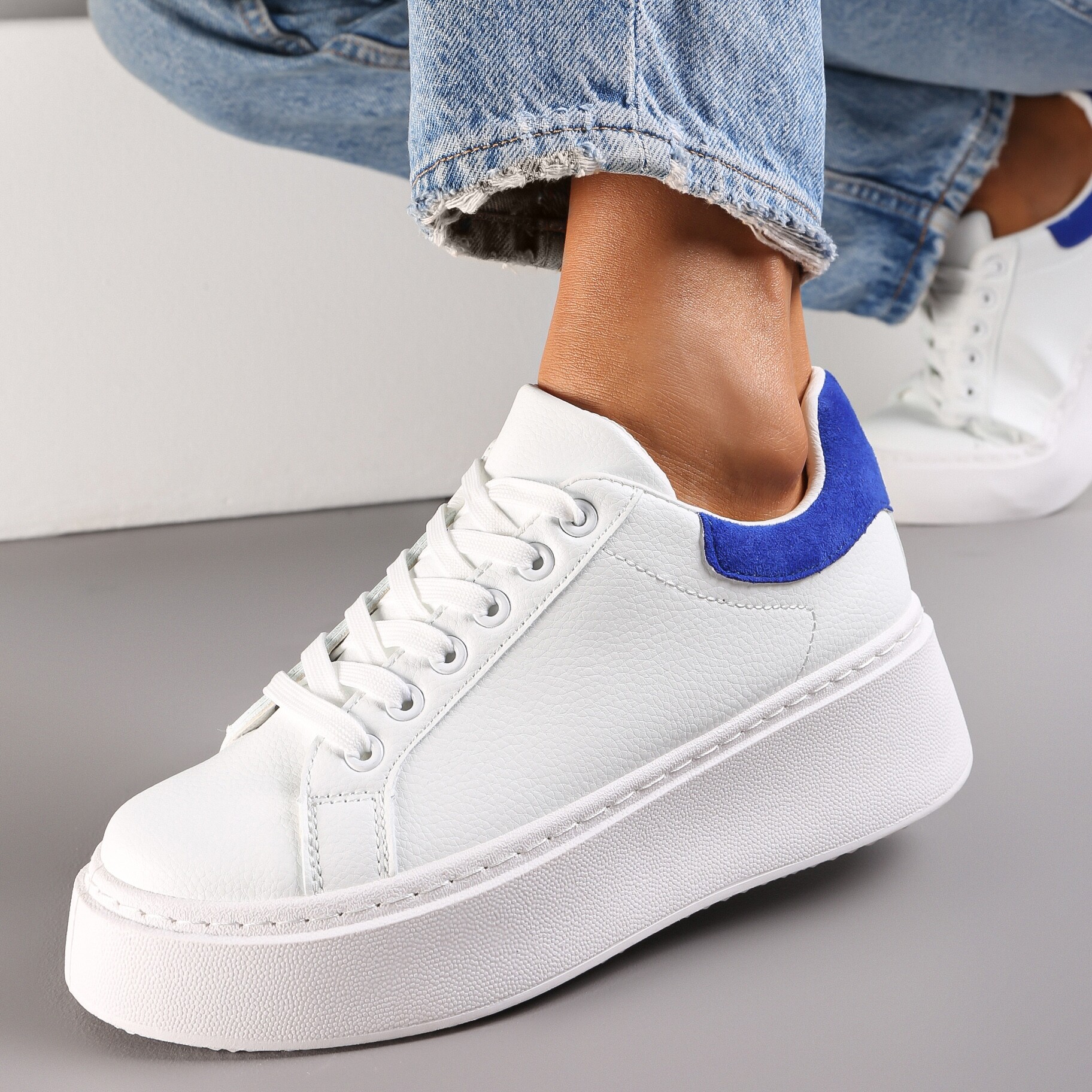 Biało-Niebieskie Sneakersy z Kolorowym Zapiętkiem na Platformie Sirendia, biały, imitacja skóry, Renee, damski, przejściowy, rozmiar 39