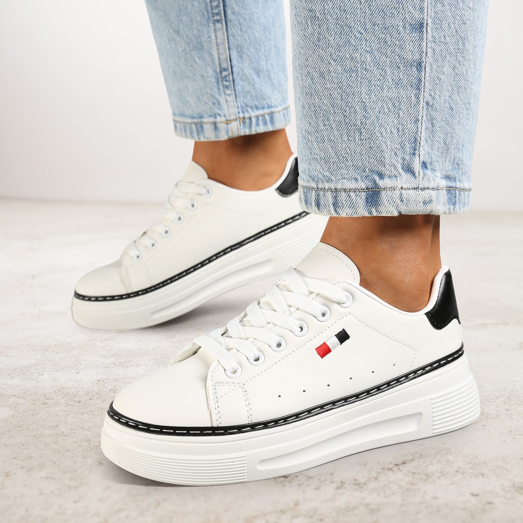 Biało-Czarne Sznurowane Sneakersy na Płaskiej Podeszwie z Lamówką Fedat, biały, imitacja skóry, Renee, damski, przejściowy, rozmiar 37