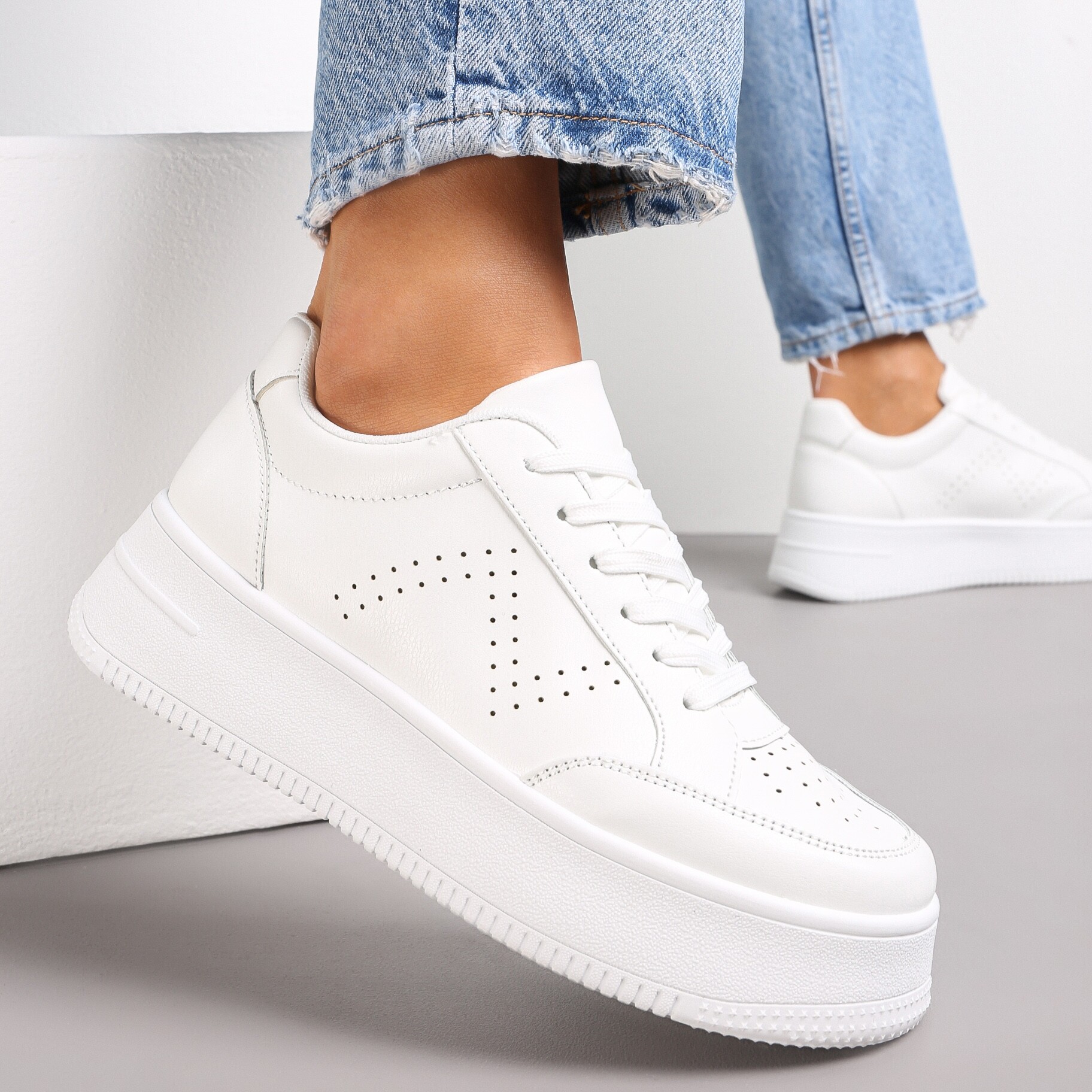 Białe Sneakersy z Perforacją na Platformie Treresa, biały, imitacja skóry, Renee, damski, przejściowy, rozmiar 38