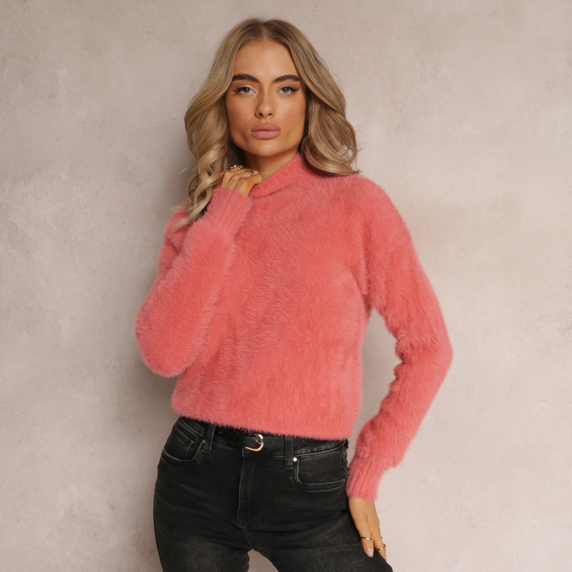 Różowy Dzianinowy Sweter z Dłuższym Włosiem i Półgolfem Christiam, różowy, Renee, damski, zimowy, rozmiar ONE SIZE