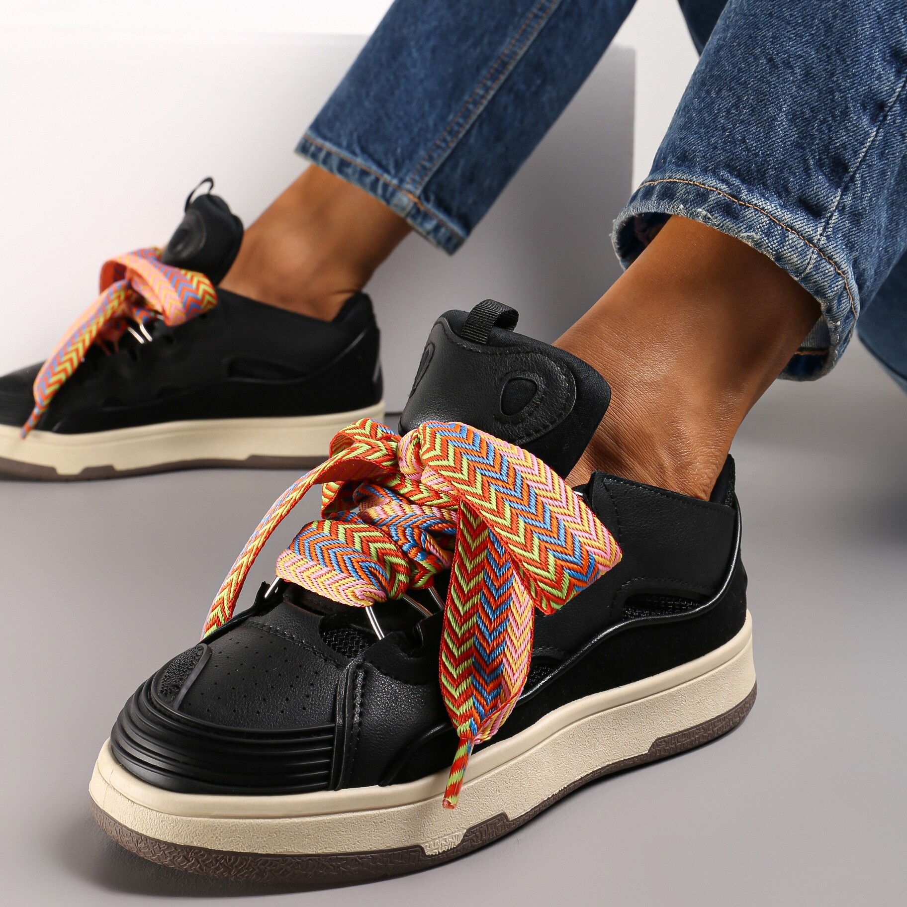 Czarne Sneakersy z Dekoracyjnym Sznurowaniem i Wstawką na Języku Cristen, czarny, imitacja skóry, Renee, damski, przejściowy, rozmiar 40