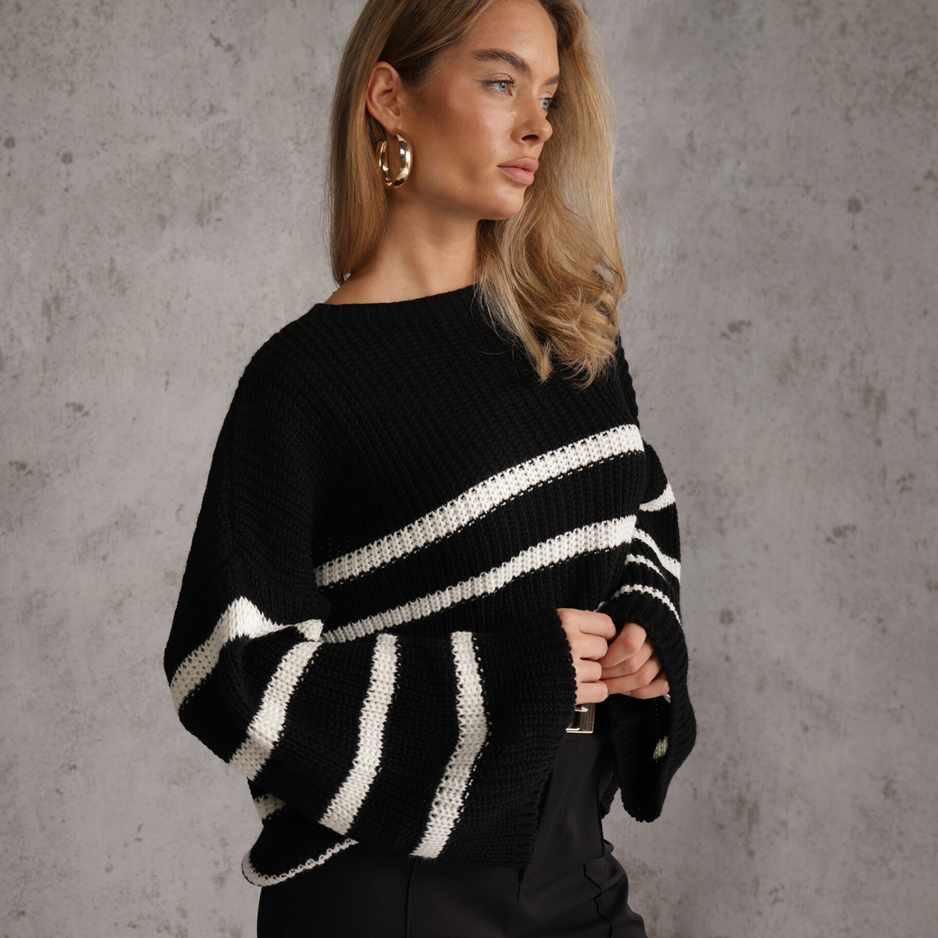 Czarny Sweter z Dzianiny w Paski z Obszernymi Rękawami Gotara, czarny, Renee, damski, zimowy, rozmiar ONE SIZE