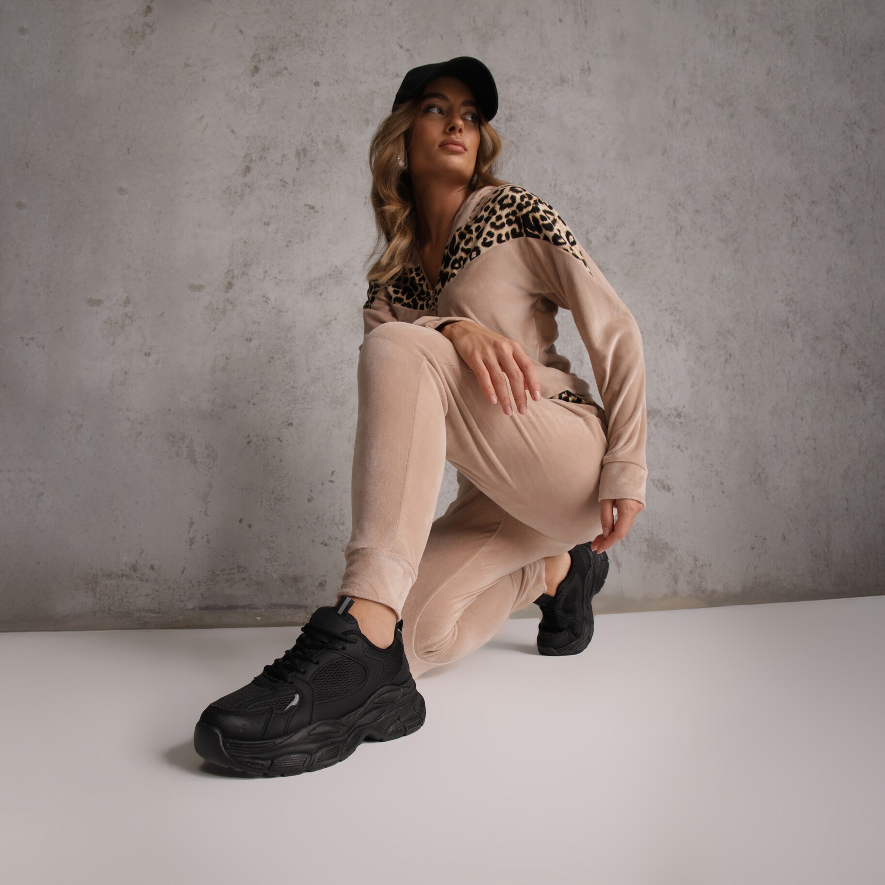 Beżowy Welurowy Komplet Dresowy 2-Częściowy z Animal Print Bluza i Spodnie Atisilva, beżowy, welur, Renee, damski, przejściowy, rozmiar S