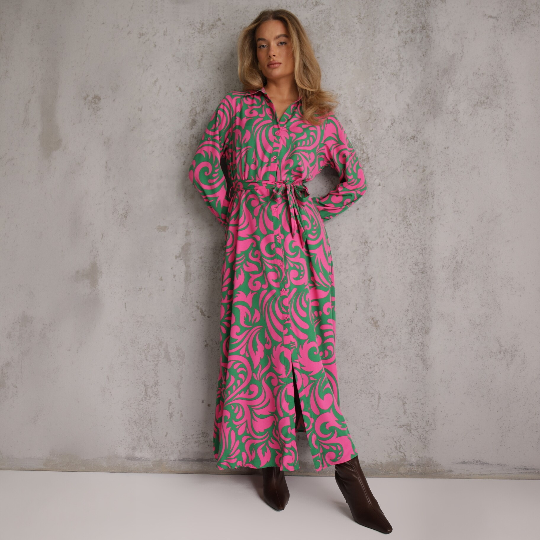 Zielono-Fuksjowa Sukienka Koszulowa Maxi z Materiałowym Paskiem w Abstrakcyjny Print Lirans, zielony, tkanina, Renee, damski, przejściowy, rozmiar M