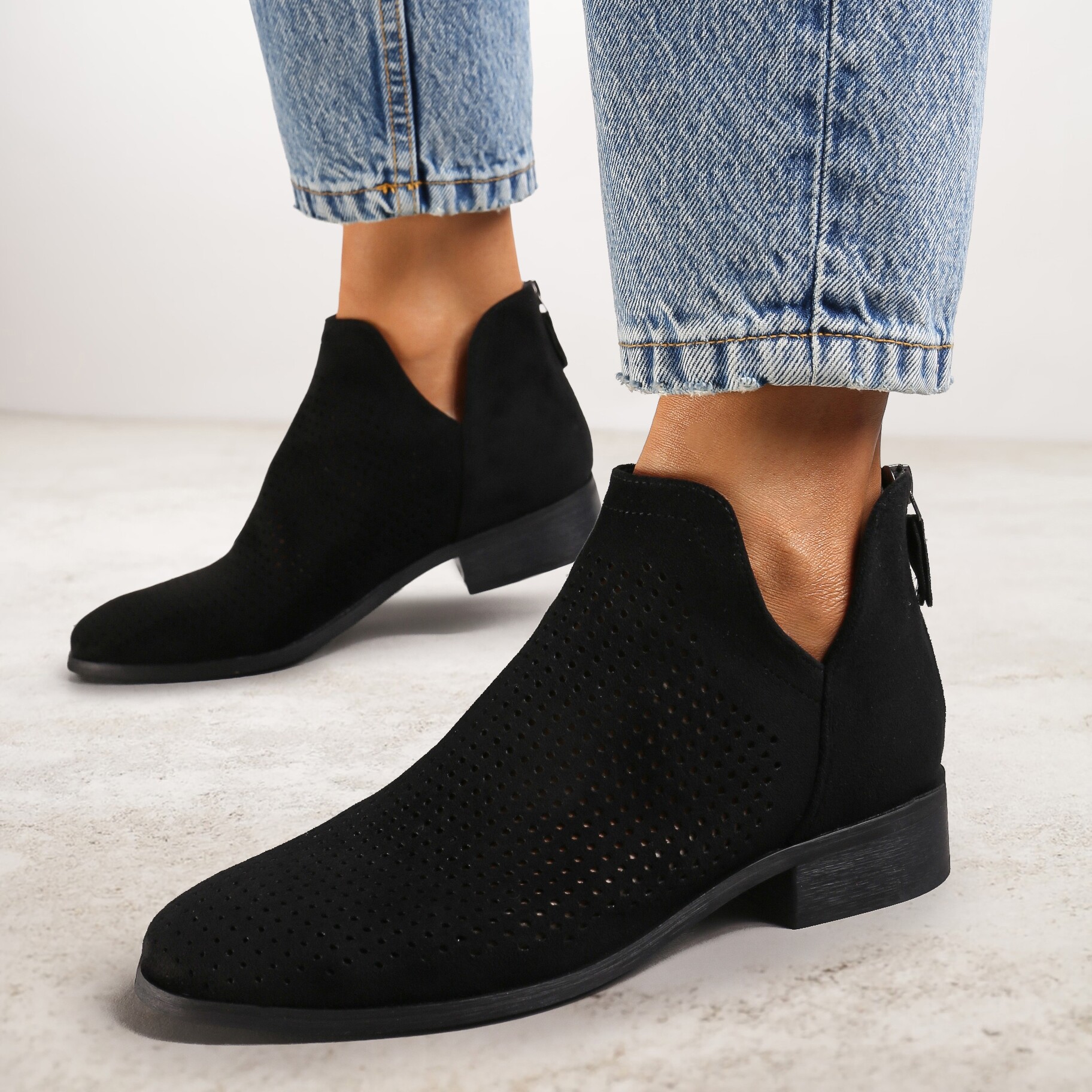 Botine Chelsea Negre cu carâmb ajurat cu decupaje și fermoar cu branț din piele Janetris, czarny, imitacja zamszu, Renee, damski, przejściowy, rozmiar 39