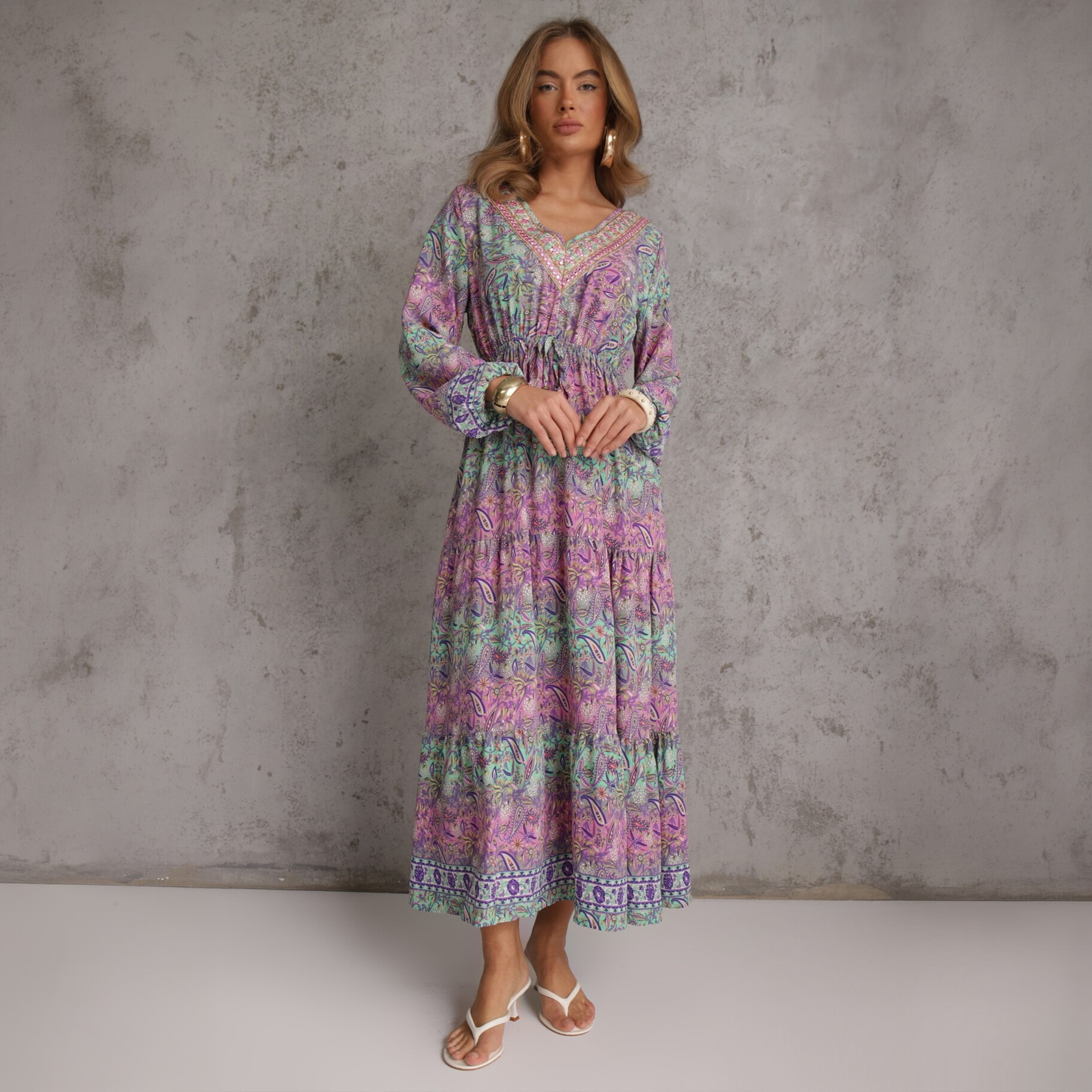 Różowa Sukienka z Dekoltem w V o Rozkloszowanym Fasonie w Print Paisley Akka, różowy, tkanina, Renee, damski, letni, rozmiar M