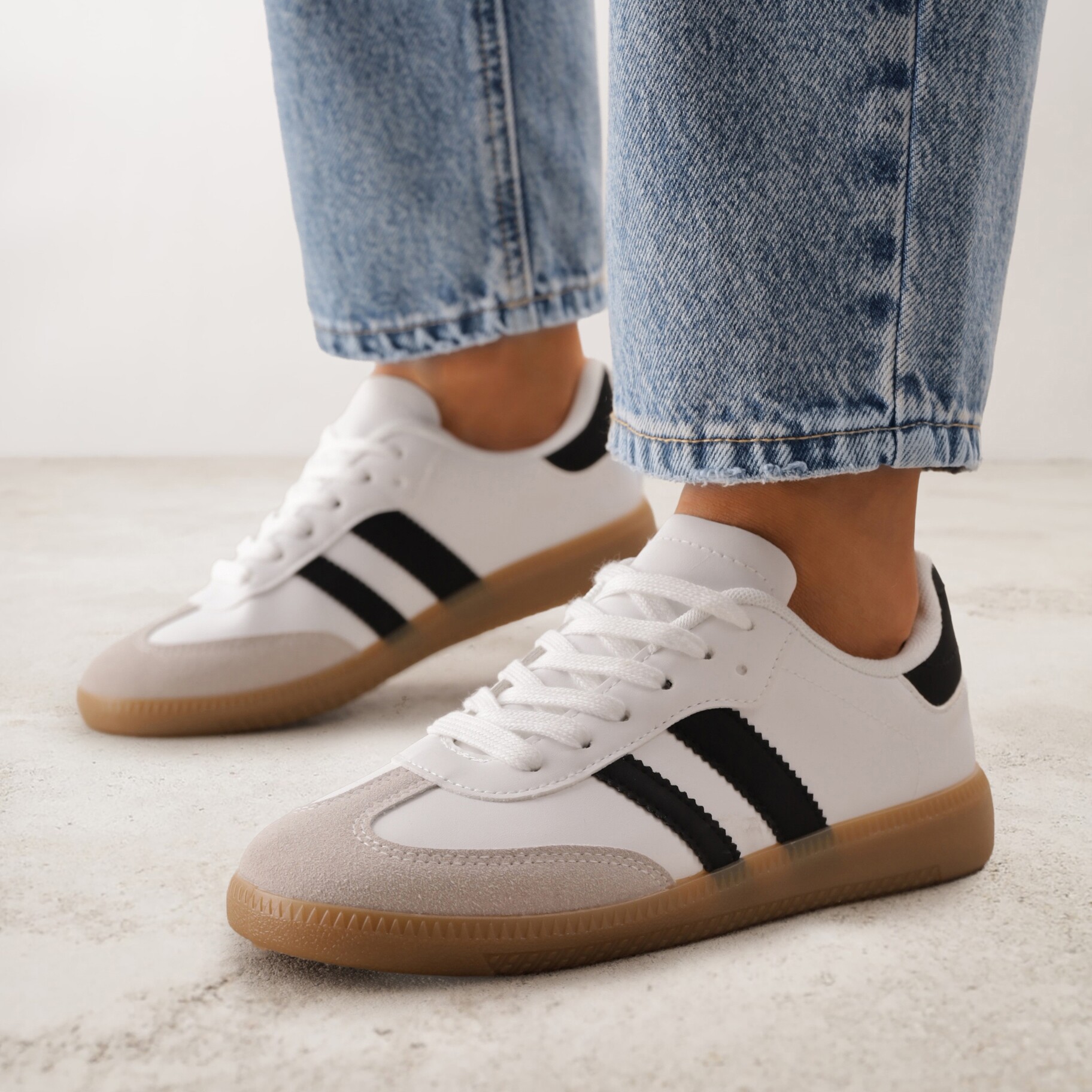 Biało-Czarne Casualowe Sneakersy na Płaskiej Podeszwie z Paskami Jereria, biały, imitacja skóry, Renee, damski, przejściowy, rozmiar 39