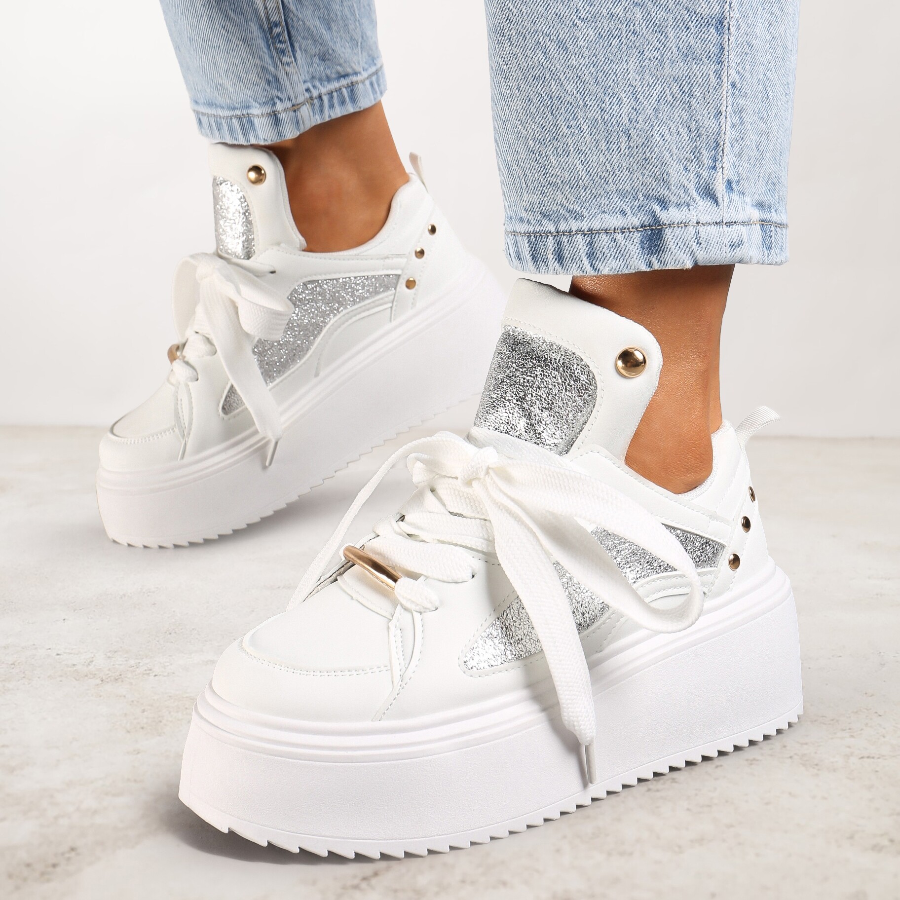 Białe Sneakersy na Platformie Ozdobione Nitami i Metalicznymi Elementami Azista, biały, imitacja skóry, Renee, damski, przejściowy, rozmiar 39