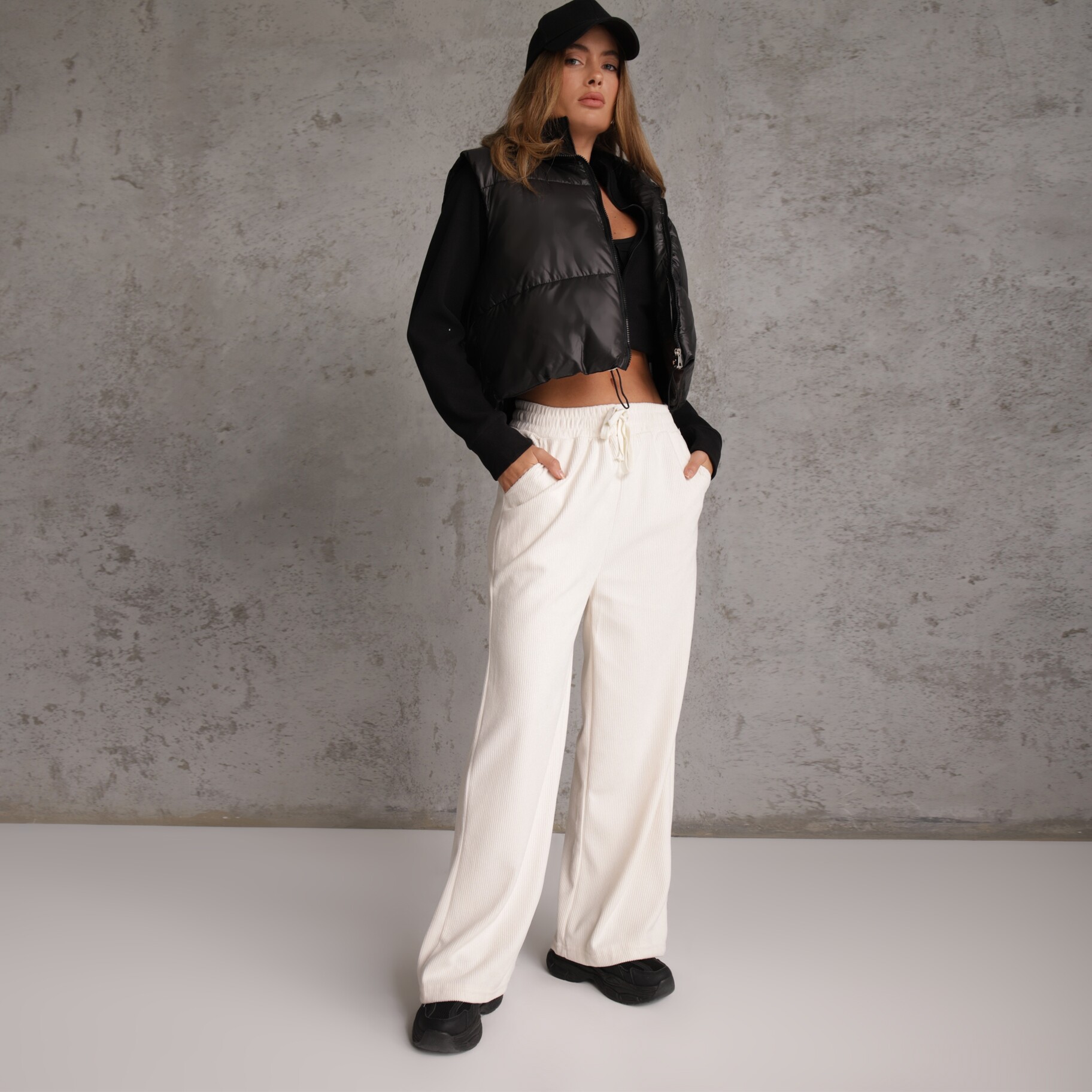 Białe Spodnie o Szerokim Kroju High Waist z Wiązaniem w Pasie Ettianne, biały, sztruks, Renee, damski, przejściowy, rozmiar S