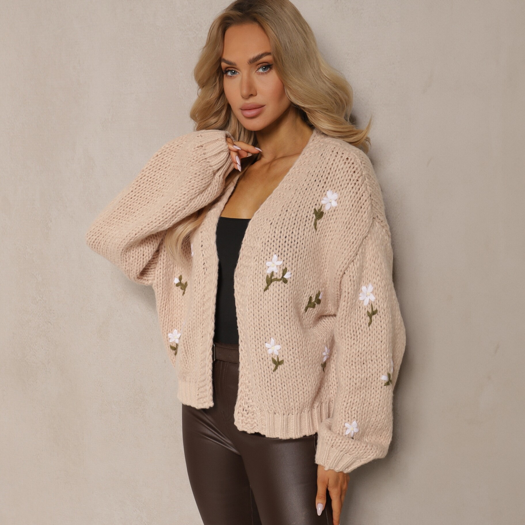 Brązowy Kardigan w Kwiatowe Aplikacje z Zapięciem na Elegancką Agrafkę Patista, beżowy, Renee, damski, zimowy, rozmiar ONE SIZE