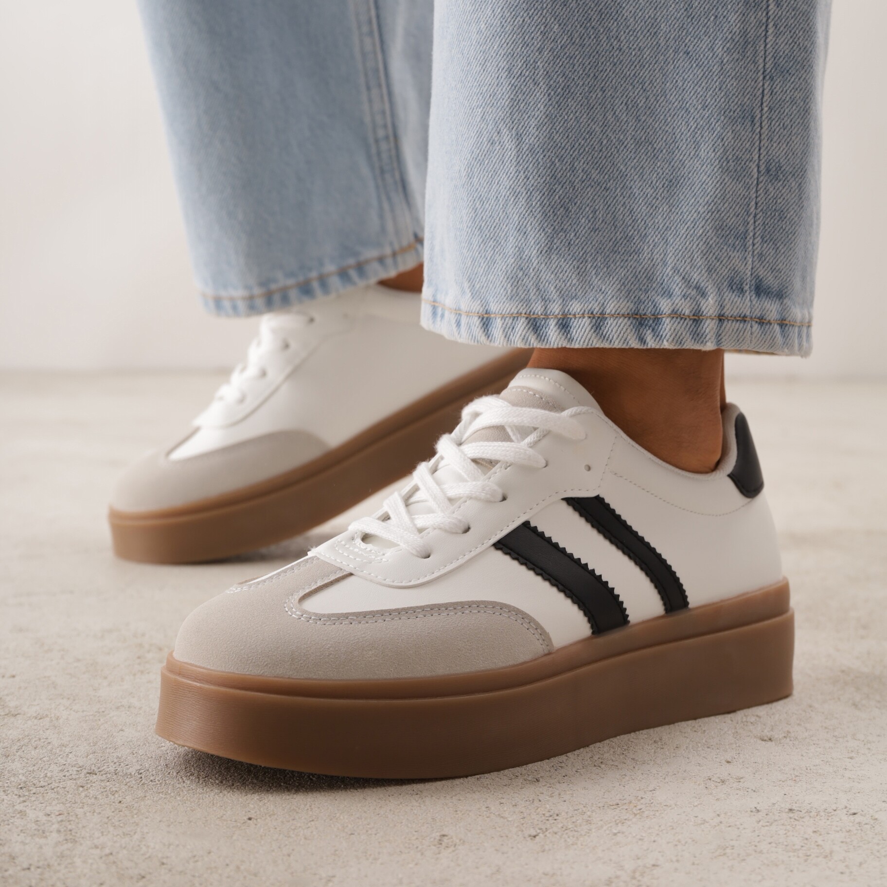 Biało-Czarne Sneakersy Tenisówki Ozdobione Paskami Sovresia, biały, imitacja skóry, Renee, damski, przejściowy, rozmiar 36