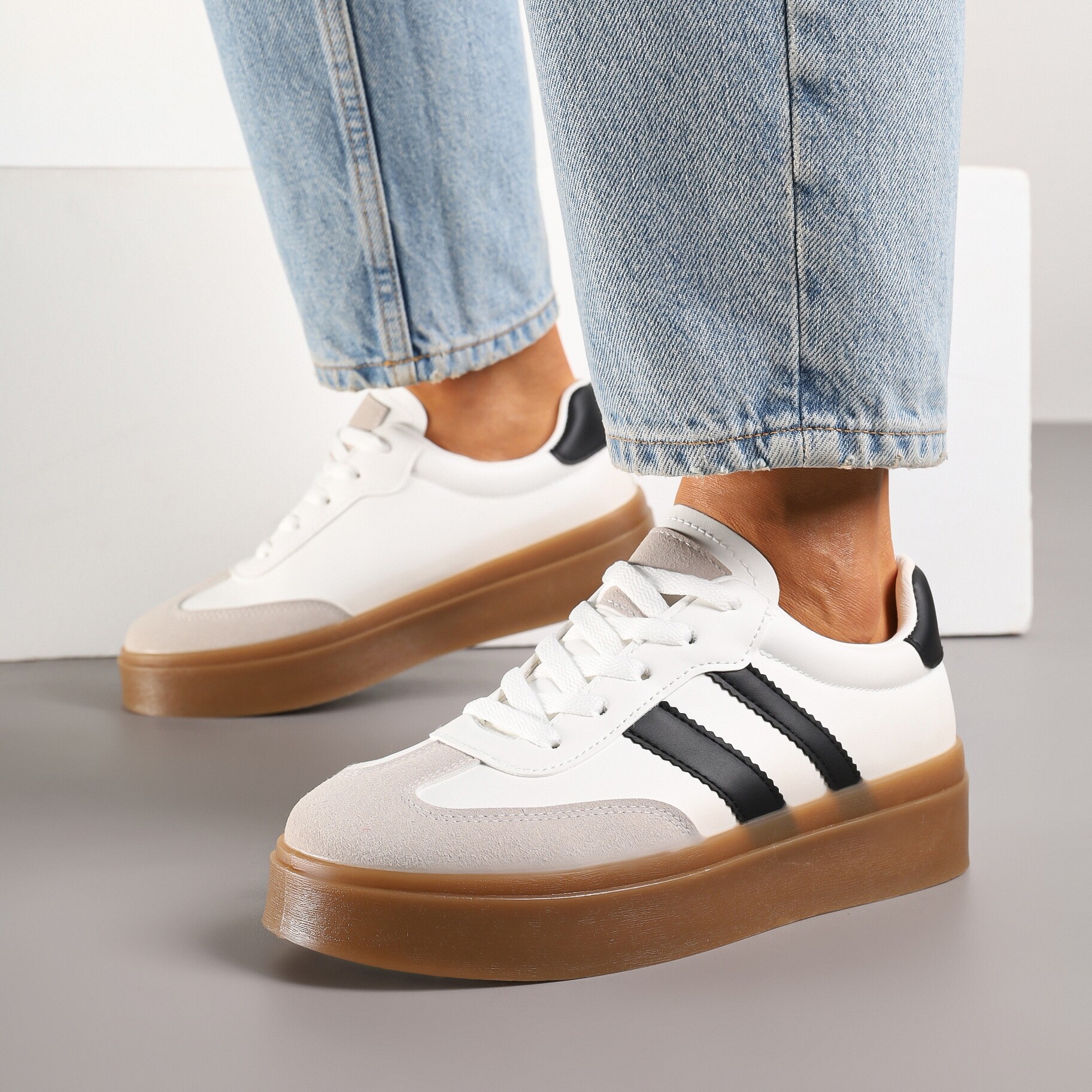 Biało-Czarne Sneakersy na Kauczukowej Podeszwie Ozdobione Paskami Nilimea, biały, imitacja skóry, Renee, damski, przejściowy, rozmiar 39