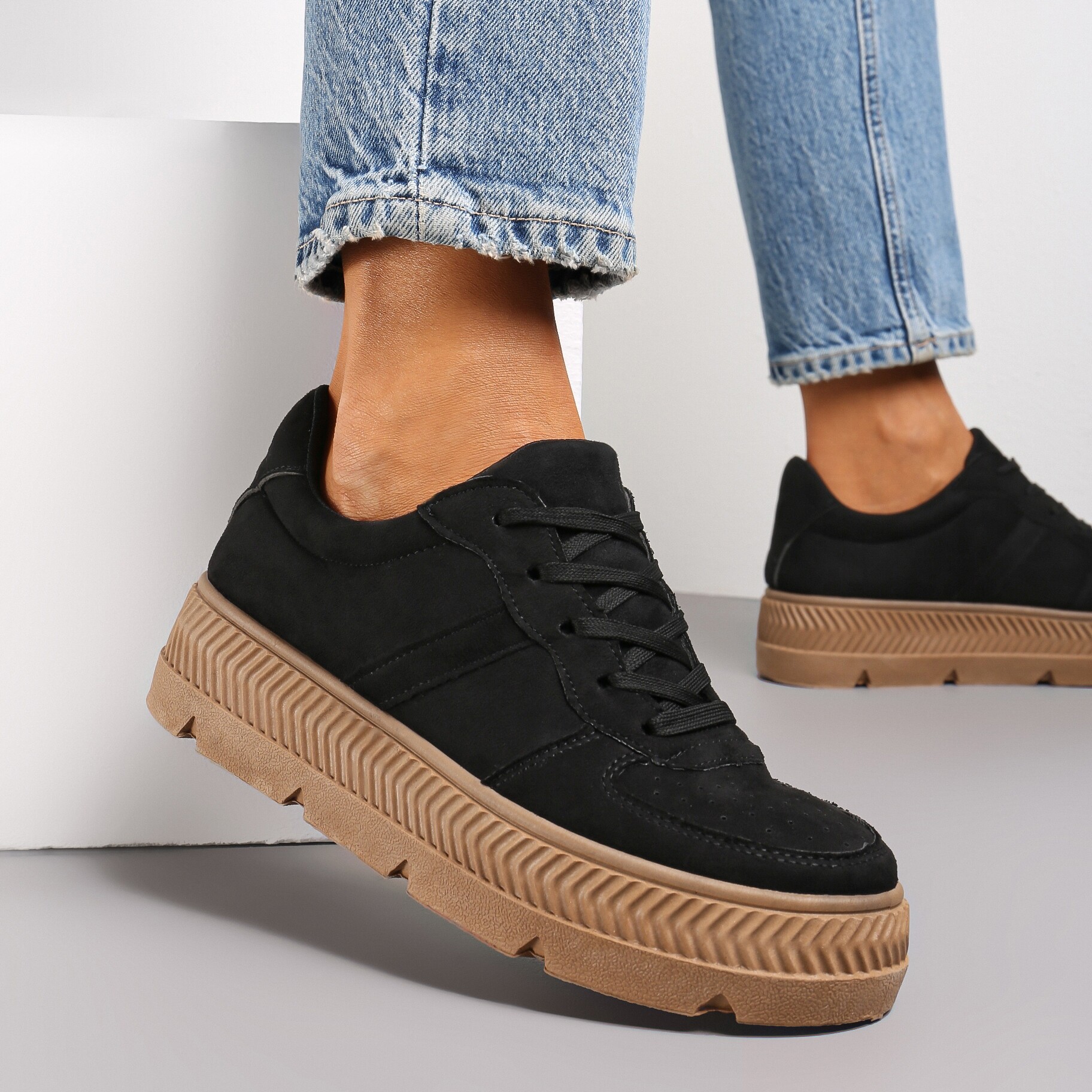 Czarne Sneakersy z Perforacją na Żłobionej Podeszwie Riparian Rights, czarny, imitacja zamszu, Renee, damski, przejściowy, rozmiar 40