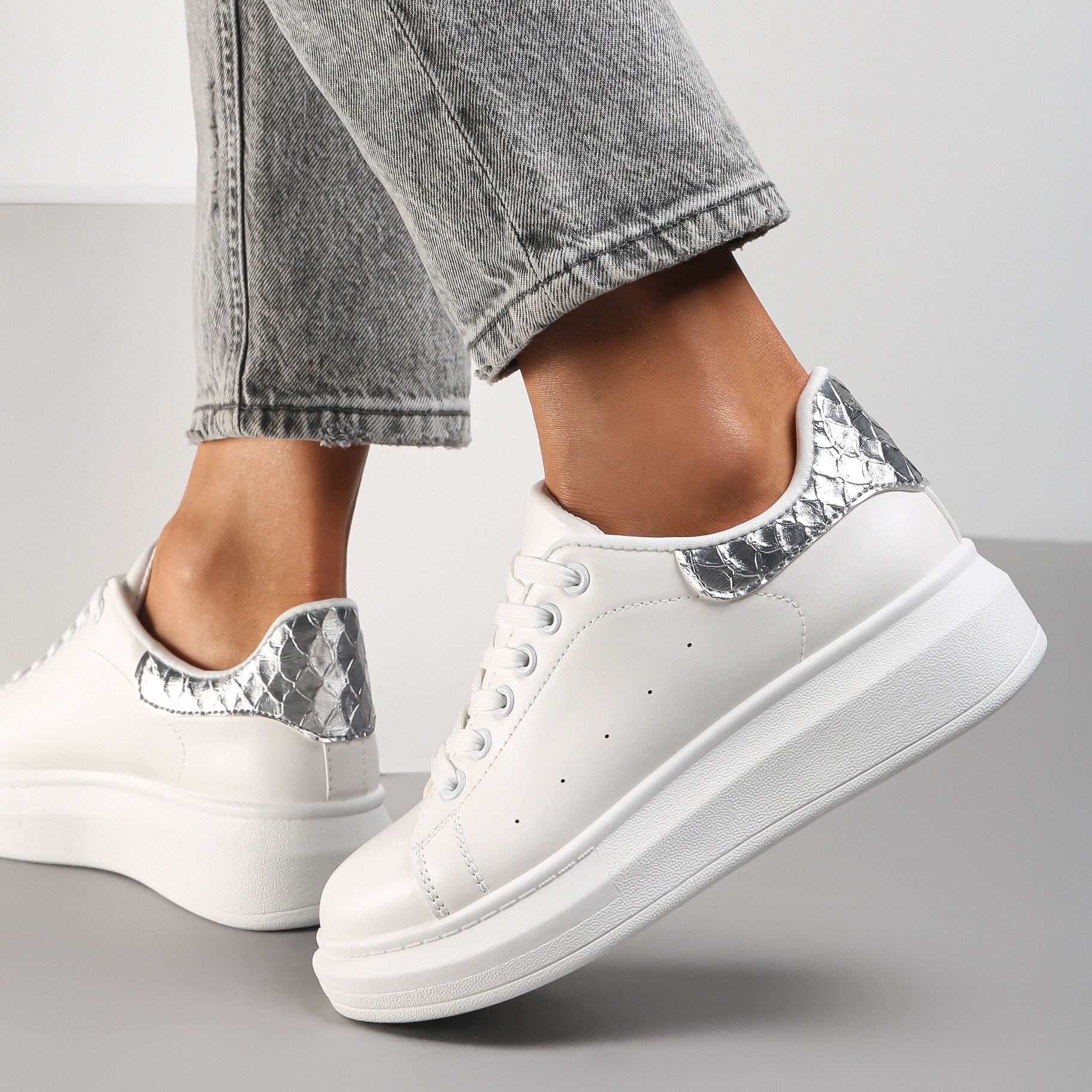 Biało-Srebrne Sneakersy na Niskiej Platformie w Klasycznym Stylu Lucid Dream, biały, imitacja skóry, Renee, damski, przejściowy, rozmiar 39