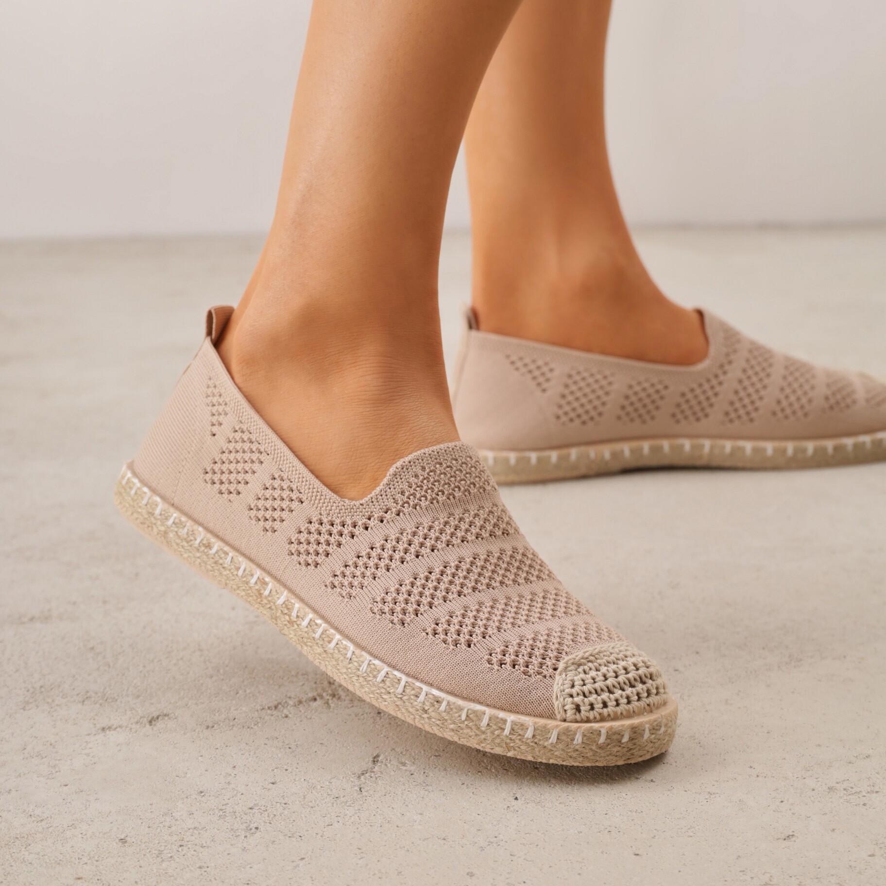 Ciemnobeżowe Espadryle na Płaskiej Podeszwie z Plecionki i Ozdobnymi Przeszyciami Tarniesa, beżowy, materiał tekstylny, Renee, damski, letni, rozmiar 38