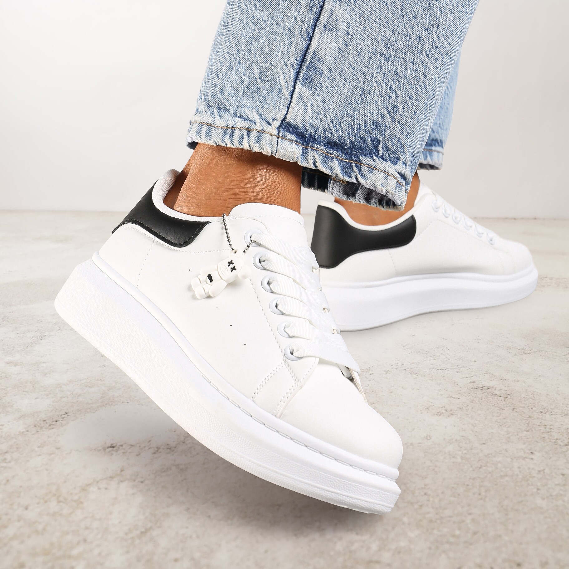 Biało-Czarne Casualowe Sneakersy z Zawieszką Misiem Ulevidia, biały, imitacja skóry, Renee, damski, przejściowy, rozmiar 39