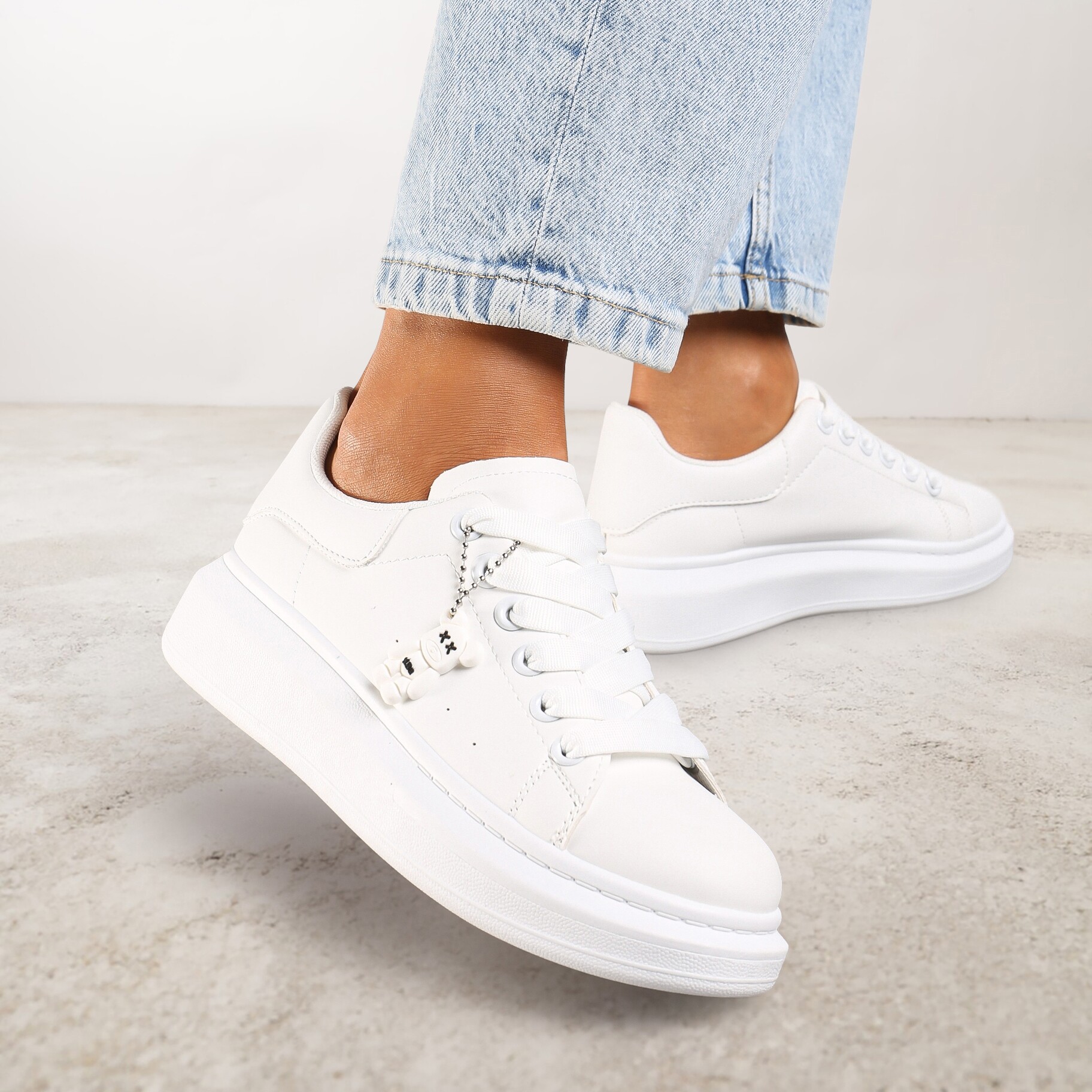 Białe Casualowe Sneakersy z Zawieszką Misiem Ulevidia, biały, imitacja skóry, Renee, damski, przejściowy, rozmiar 39
