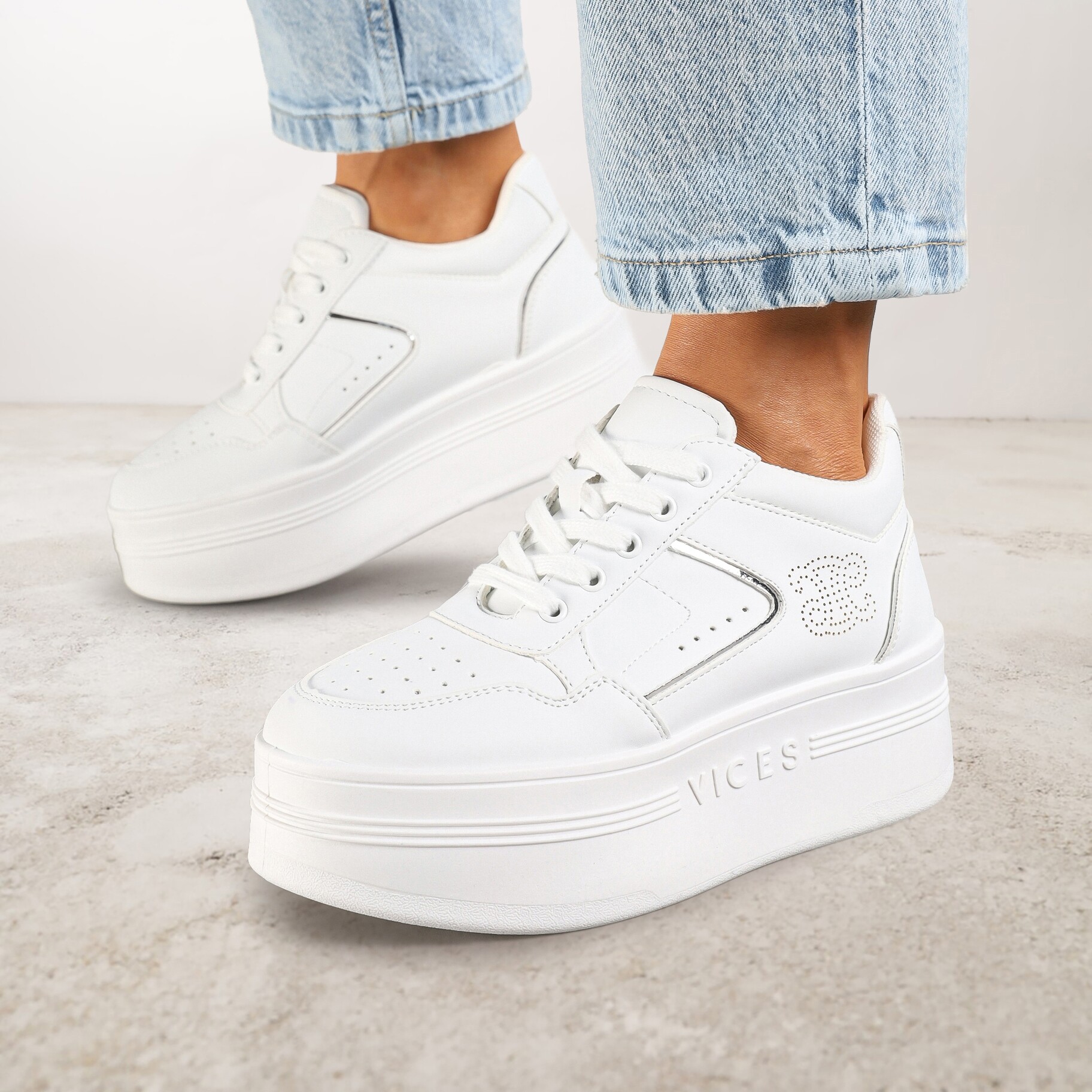 Biało-Srebrne Sneakersy Vices na Platformie Ozdobione Metalicznymi Aplikacjami Nelanil, biały, imitacja skóry, Renee, damski, przejściowy, rozmiar 38