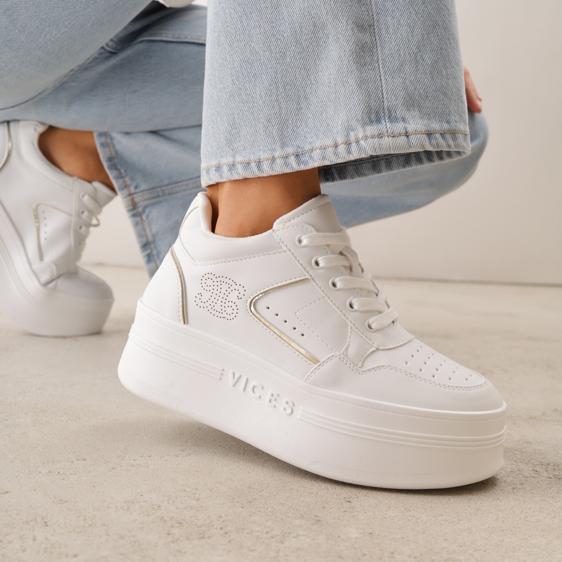 Biało-Złote Sneakersy Vices na Platformie Ozdobione Metalicznymi Aplikacjami Nelanil, biały, imitacja skóry, Renee, damski, przejściowy, rozmiar 39