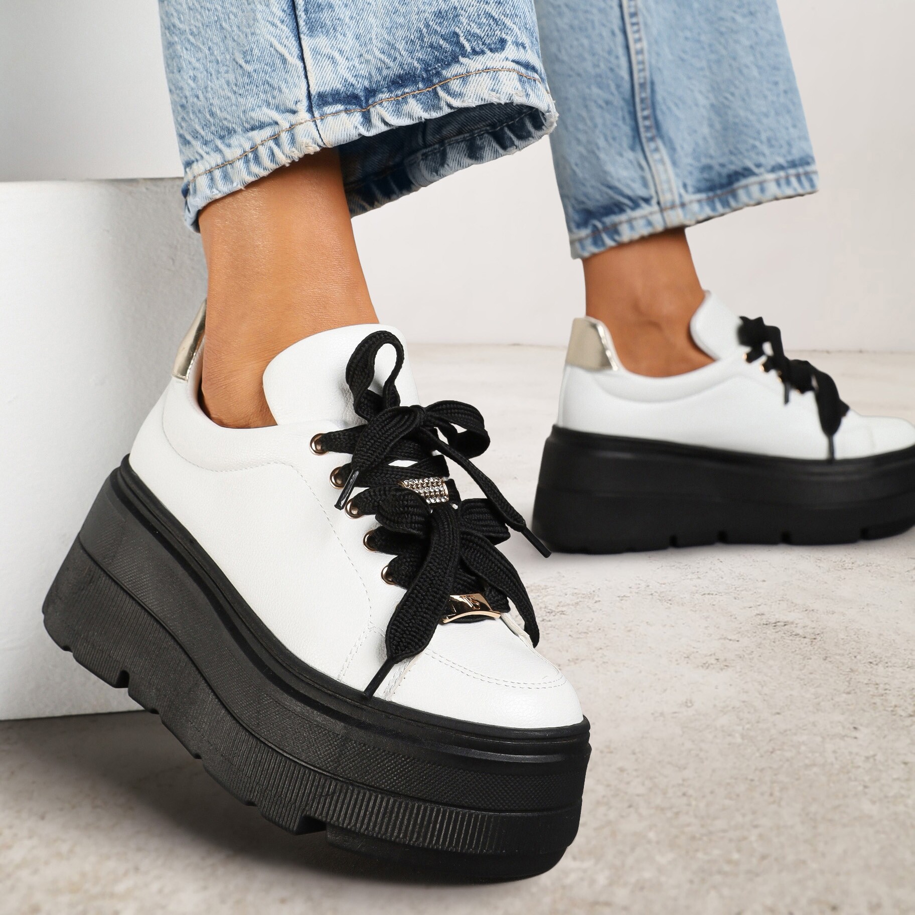 Biało-Czarne Sneakersy Vices na Płaskiej Podeszwie z Metalicznymi Ozdobami i Sznurowaniem Neladith, biały, imitacja skóry, Renee, damski, przejściowy, rozmiar 40