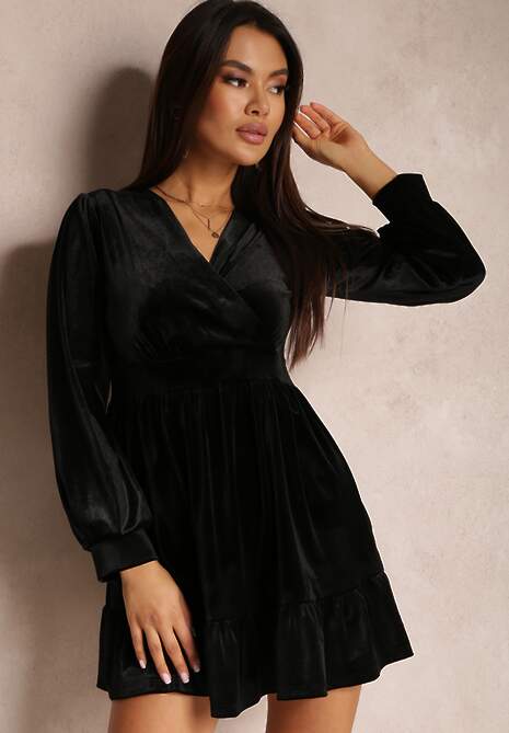 Czarna Sukienka Welurowa z Kopertowym Dekoltem Daka