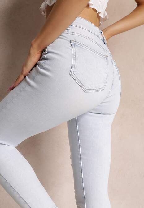 Jasnoniebieskie Jeansy Skinny Z Regularnym Stanem I Przetarciami ...