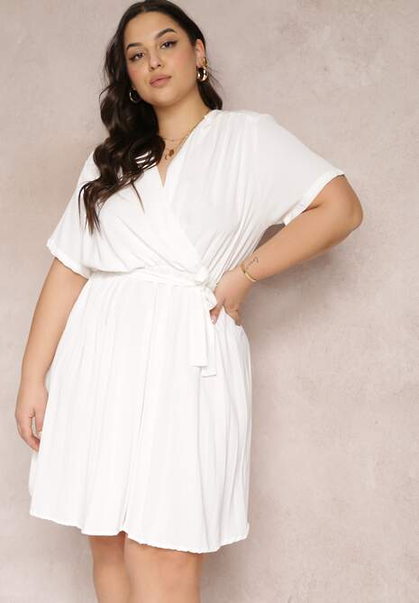 Biała Sukienka z Gumką w Pasie i Kopertowym Dekoltem Azrah