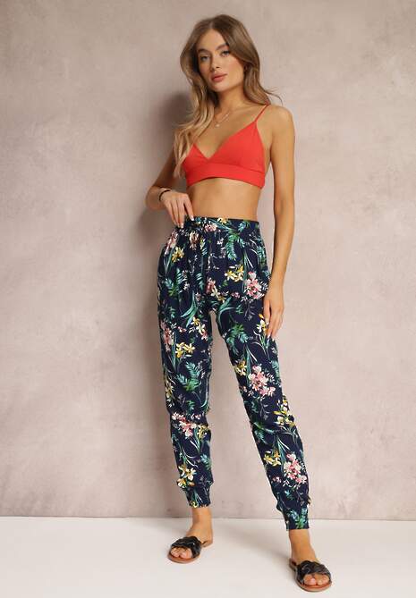 Pantaloni albaștri cu elastic în talie și la baza piciorului cu model floral Stesine