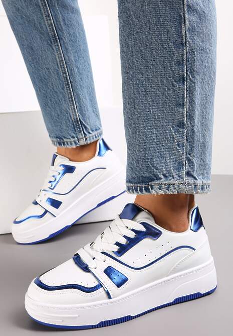 Biało-Niebieskie Sneakersy Zdobione Perforacją i Metalicznymi Wstawkami Nelyvza