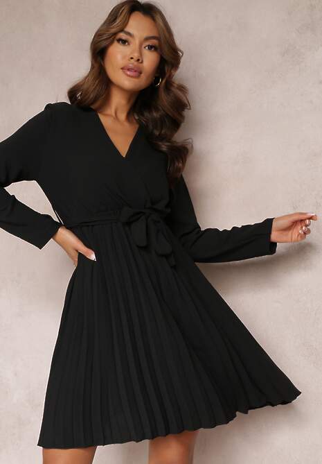 Czarna Sukienka Plisowana z Materiałowym Paskiem Jaresa