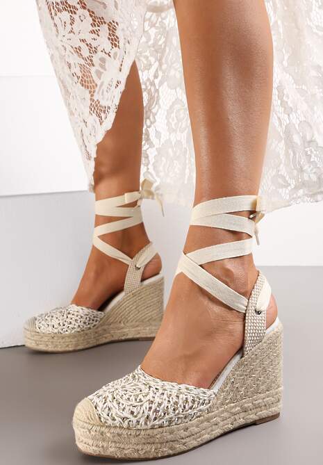 Białe Sandały Ażurowe z Metaliczną Nitką na Plecionej Koturnie Chica