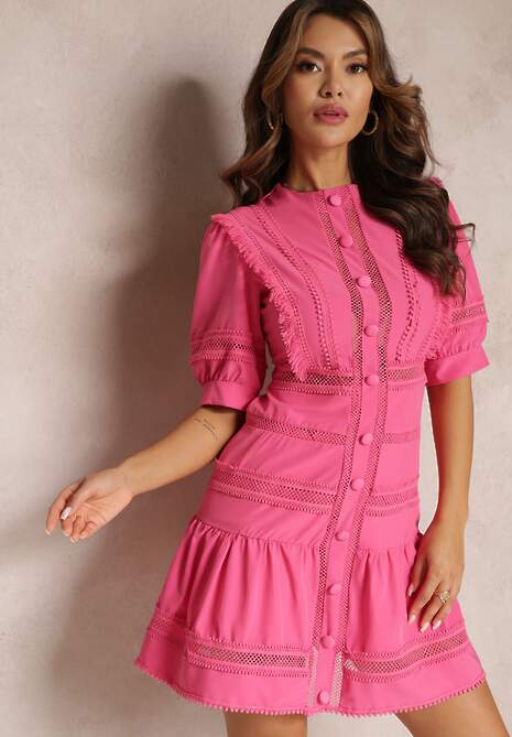 Różowa Taliowana Sukienka z Zabudowanym Dekoltem i Koronkowymi Wstawkami Locammi