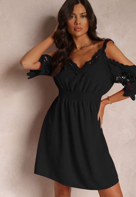 Czarna Rozkloszowana Sukienka Mini z Gumką w Talii i Hiszpańskimi Rękawami z Koronką Carolta