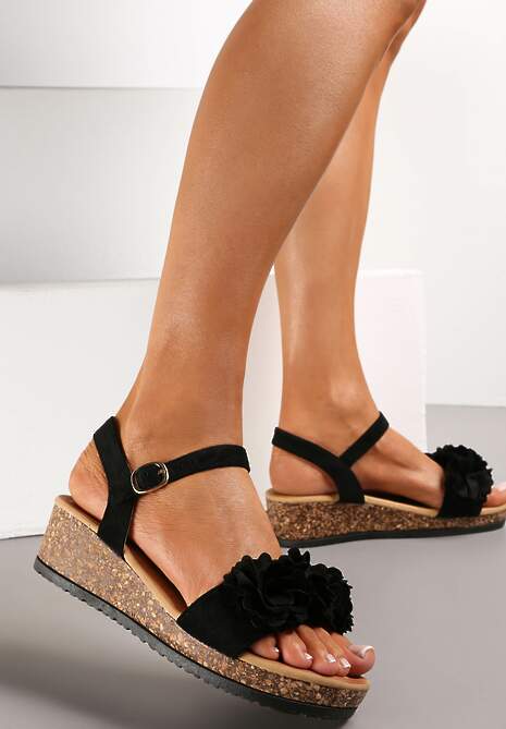 Czarne Sandały z Aplikacją Kwiatu na Korkowej Koturnie Arize