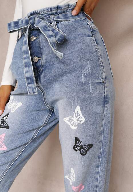 Jasnoniebieskie Jeansy Mom Fit z Wysokim Stanem i Materiałowym Paskiem Zdobione Motylami Cathomeda 5