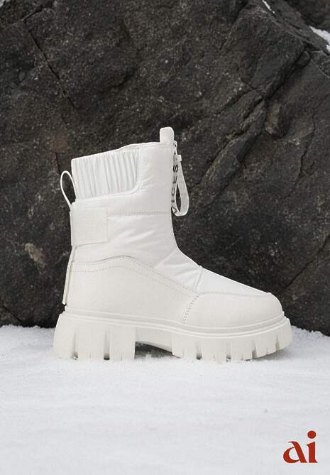 Białe Śniegowce z Pikowaną Cholewką i Suwakiem Desmoria