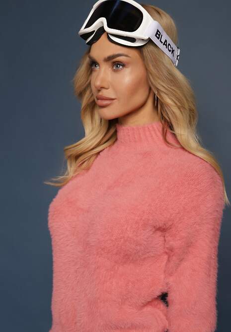 Pulover roz tricotat cu fir pufos și guler înalt Christiam 5