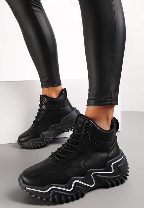 Czarne Sneakersy na Tłoczonej Podeszwie ze Sznurowaniem Linihila