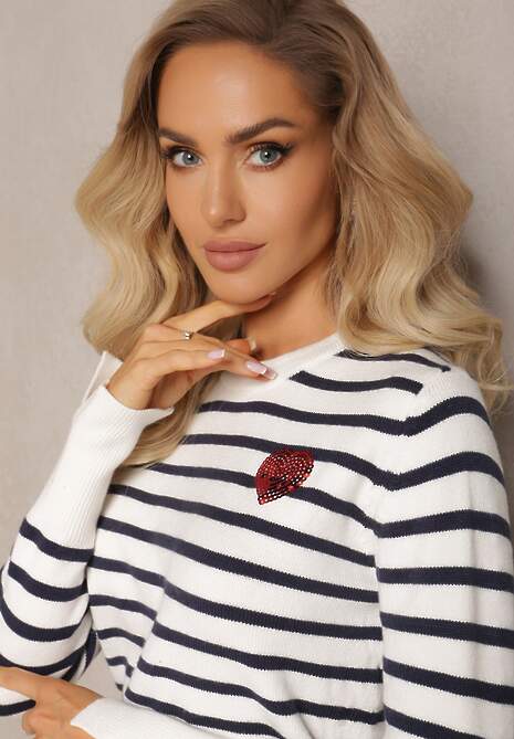 Biały Klasyczny Sweter Ozdobiony Serduszkiem z Cekinów w Paski Fivta 5