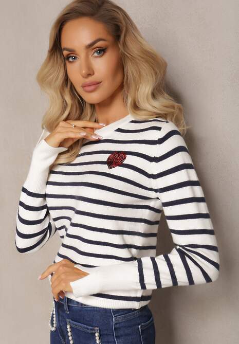 Biały Klasyczny Sweter Ozdobiony Serduszkiem z Cekinów w Paski Fivta