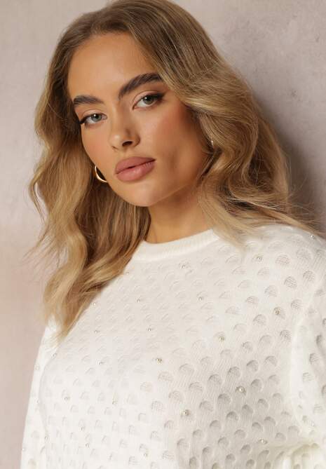 Biały Sweter Ozdobiony Perełkami i Drobnym Tłoczeniem Lelloa 5