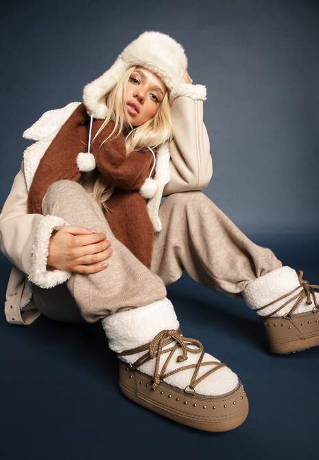 Ciemnobeżowe Śniegowce z Ozdobnym Sznurowaniem Ćwiekami i Futerkiem Covesa