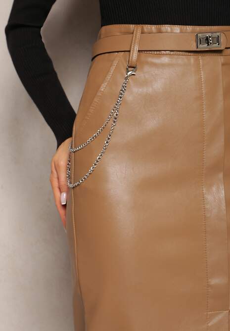 Ciemnobeżowa Dopasowana Spódnica Midi z Imitacji Skóry i Łańcuszkiem Imaxa 5