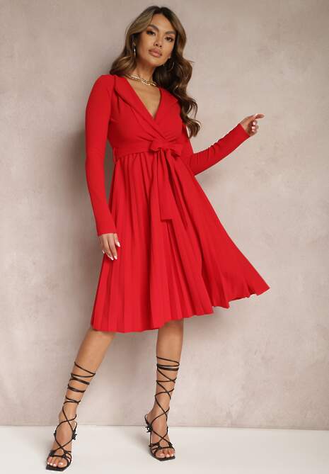 Czerwona Plisowana Midi Sukienka z Kopertowym Dekoltem i Paskiem Materiałowym w Talii Keviana