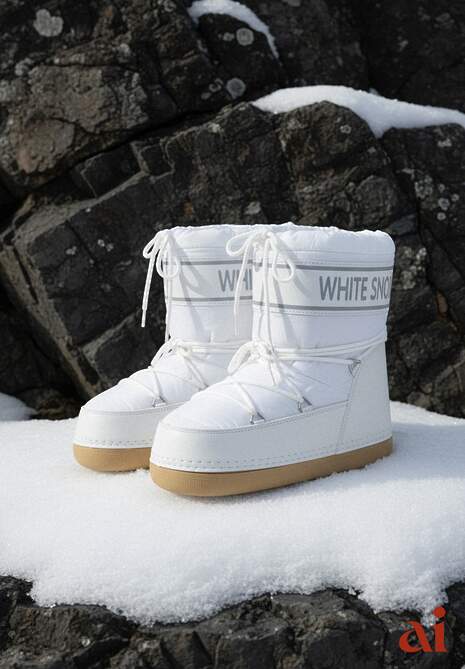 Białe Ocieplone Śniegowce Wsuwane z Ozdobnym Napisem i Sznurowaniem Nalissa