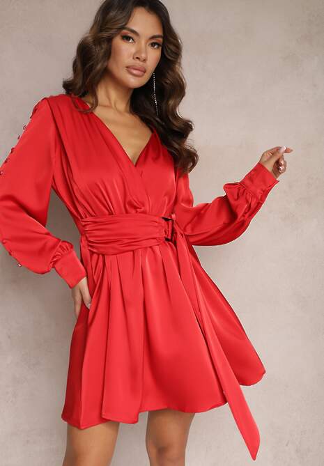 Czerwona Sukienka z Paskiem Ozdobionym Klamrą i Gumką w Talii z Kopertowym Dekoltem Carbanla
