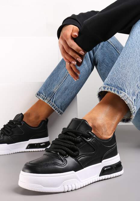 Czarne Sneakersy na Platformie z Imitacji Skóry z Przeszyciami i Sznurowaniem Celende