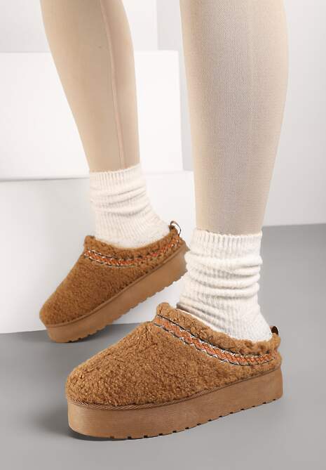 Brązowe Kapcie na Platformie z Ozdobną Lamówką Topora